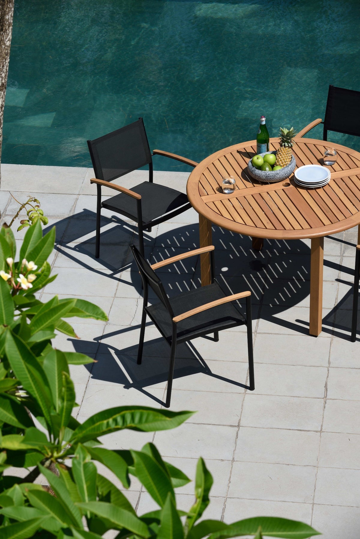 Oldbury Round Outdoor Dining Table with 4 Vera Armchairs